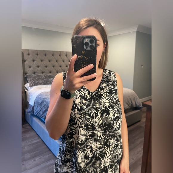 Beautiful, large sleeveless top - Picture 3 of 3